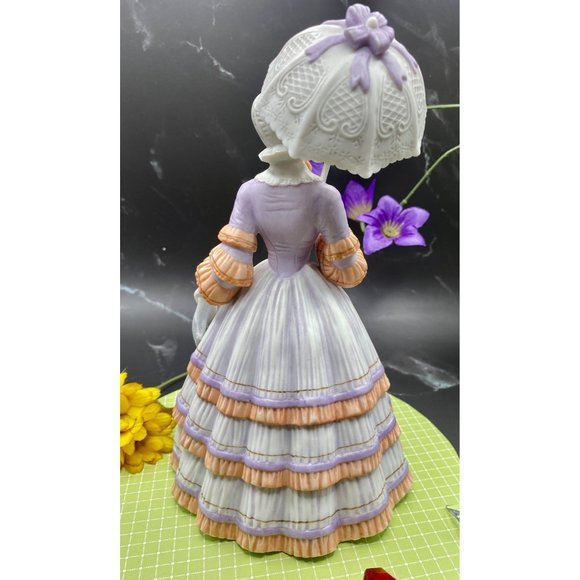 SOLD***Lenox "Springtime Promenade" Figurine, Fine porcelain - Picture 6 of 17